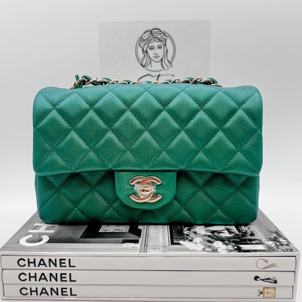 22A Classic Mini Rectangular Flap in Green Iridescent